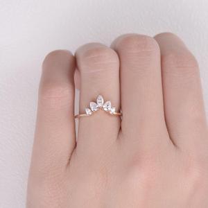 Élégantes bagues de mariage vintage en argent sterling plaqué or rose, serties de cinq moissanites incolores taille brillant, parfaites - Product Image 3