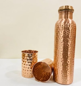 Ensemble bouteille et verres en cuivre au style unique avec design martelé décoratif – Bouteille d'eau et gobelets - Product Image 1