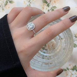 Anillo de compromiso de plata S925 con diamante de moissanita, doble halo y diseño de tallo dividido para mujer. - Product Image 4