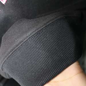 Sudadera NADZ BLACK con cuello alto, 100% blanca, con apliques bordados, cuello ancho, hilos finos. - Product Image 5