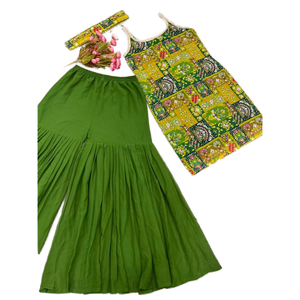 Ensemble de vêtements de fête pour femmes de marque, comprend un haut fantaisie, un dupatta et un sharara - Product Image 1