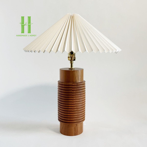 Lampe de table en gros, décoration intérieure, base en bois, conception OEM, emballage personnalisé, chambre méditerranéenne, usine du Vietnam, HNH Craft - Product Image 1