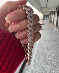 Bracelet cubain en moissanite pour hommes et femmes, exportateur indien, éclat brillant, accessoire de mode de luxe disponible pour la vente - Product Image 4