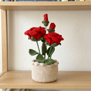 Rose Amigurumi Rouge Faite Main au Crochet en Fil Tricoté en Pot pour Décoration de Bureau et Maison, Cadeau Spécial Fleur pour Bureau - Product Image 1