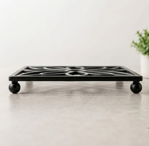 Posavasos Cuadrado Negro de Acero Inoxidable con Diseño Floral, Resistente al Calor, con Patas Esféricas - Product Image 2