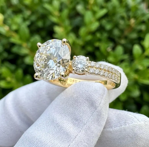 แหวนแต่งงานเพชรทรงกลม 3CT ขั้นสูง รุ่น E VVS2 VS1 คอลเลคชั่นทองสามเม็ด - Product Image 2