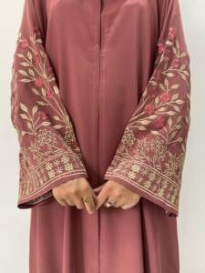 Abaya élégante et modeste en polyester perlé pour femme, couleur rose poudré, manches longues, coupe ample, longueur ras du sol, séchage rapide, respirante - Product Image 1