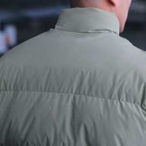เสื้อแจ็คเก็ตพัฟเฟอร์สีเขียวมะกอกสำหรับผู้ชาย คอตั้ง ปิดด้วยซิป สวมใส่สบายในฤดูหนาว ทรงหลวม แขนปกติ สีพื้น - Product Image 3