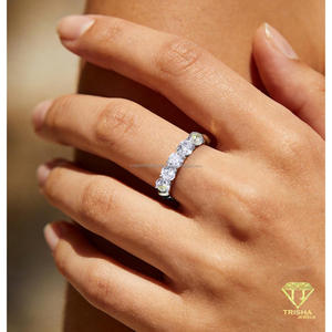 Bague de luxe en moissanite VVS à coupe ronde, cinq pierres, ton or, bande torsadée, élégante, pour fiançailles et mariage, pour femme - Product Image 2
