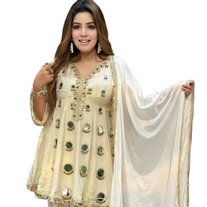 Salwar Kameez de créateur élégant et raffiné, entièrement orné de broderies miroir, style culturel gujarati, couleurs vives, spécial fêtes, en vente. - Product Image 1