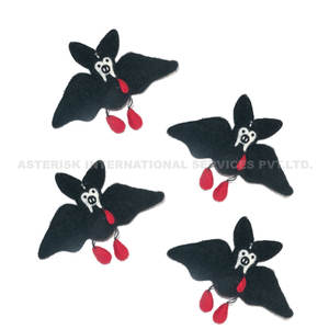 Guirlande miniature noire personnalisée en laine feutrée petite chauve-souris accessoire de fête d'Halloween et ensemble de décorations murales suspendues de Noël - Product Image 2
