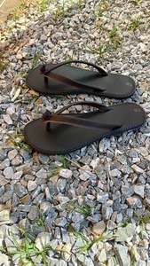 Sandalias Unisex de Cuero Premium, Tipo Chanclas, Color Marrón y Negro, Tallas 2-11, Calzado Casual de Verano, Venta al Por Mayor, OEM, Marca Privada, Exportación - Product Image 6