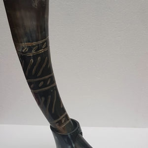 Cuerno de Búfalo para Beber, Lujoso, Hecho a Mano, Pulido a Mano, Cuerno Vikingo al por Mayor con Soporte y Borde de Latón - Product Image 1