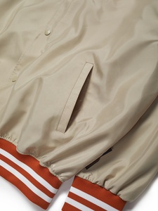 Chaqueta Varsity de Satén de Alta Calidad para Hombre, Logotipo Personalizado, 100% Poliéster, Chaqueta de Béisbol de Invierno para Hombre - Product Image 4
