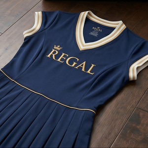 ชุดเทนนิสผู้หญิงสีน้ำเงินกรมท่า คอวี แบรนด์ Regal พร้อมลายปักสีทองและกระโปรงจีบ แขนสั้น - Product Image 2