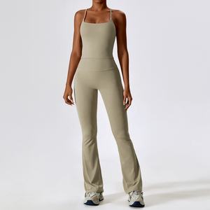 Conjunto Deportivo de Dos Piezas para Mujer: Top Corto con Tirantes Cruzados y Pantalones Acampanados de Cintura Alta con Fruncido, 78% Nailon, 22% Elastano - Product Image 3