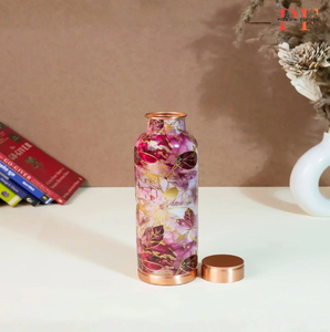 Elegante botella de cobre con revestimiento azul mate que contrasta bellamente con una tapa metálica cálida, disponible a precios de mayorista. - Product Image 3