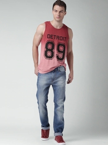 Camiseta sin mangas roja estampada para hombre, cuello redondo, informal, de algodón transpirable, con logo frontal tejido - Product Image 2