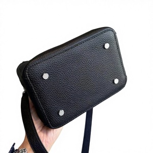 Bolso de Hombro Pequeño Royaa de Cuero Genuino Minimalista con Asa Superior, Hecho a Mano para Mujer, 30x18x10CM, Cierre de Cremallera, Portátil - Product Image 5