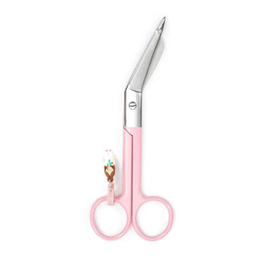Tijeras para vendajes y apósitos diseñadas con punta de seguridad para evitar lesiones al quitar vendajes en el cuidado de pacientes y en cirugía. - Product Image 1