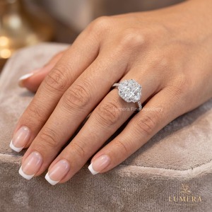 Bague d'anniversaire classique avec diamant de laboratoire taille radiant, diamants latéraux taille Cadillac avec sertissage halo pavé, bague vintage élégante - Product Image 6