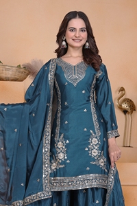 Ensemble trois pièces pour femme en soie Chinon avec motif à sequins, comprenant un Kameez court, un pantalon Plazo à jambes larges et un foulard long, entièrement cousu - Product Image 5