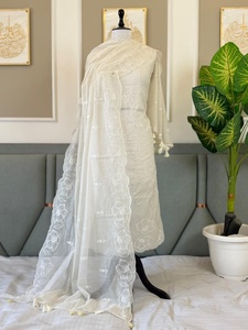 Colección de tres piezas de tela banarasi premium con elegante tejido para la parte superior, la parte inferior y la dupatta, ideal para celebraciones. - Product Image 2