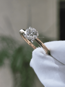 แหวนเพชรเม็ดเดี่ยวเพาะเลี้ยงในห้องปฏิบัติการ Cushion Lab Grown Solitaire รับรองโดย IGI น้ำหนัก 2.30 กะรัต ตัวเรือนทองคำแบบสี่ขา ดีไซน์หรูหราคลาสสิก เหมาะสำหรับเป็นเครื่องประดับหมั้นสำหรับผู้หญิง - Product Image 4