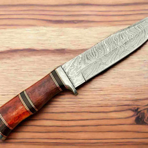 Couteau en acier Damas pour le camping, la chasse et les activités de plein air avec étui en cuir, fourniture en gros et commandes personnalisées - Product Image 3
