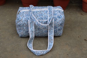 Bolsa de lona acolchada de algodón hecha a mano con elegante estampado en bloques, asas resistentes, ligera y espaciosa, perfecta para el fin de semana. - Product Image 3