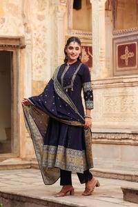 Ensemble de costume Anarkali en coton bleu marine de qualité supérieure 60x60 avec dupatta à bordure imprimée, tenue ethnique de créateur pour femmes, look festif - Product Image 2
