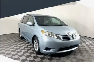 Sienna 2020 USADO, Gasolina/Petro, Turbo, Tracción Delantera, Automático, Volante a la Izquierda, R16, Cuero Oscuro, SUV, 8 Cilindros - Product Image 1