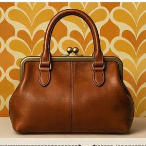 ตามผลการค้นหา ภาพนี้ดูเหมือนกับกระเป๋าสะพายไหล่ลายประติมากรรม Charles & Keith Augustine สีครีม - Product Image 4