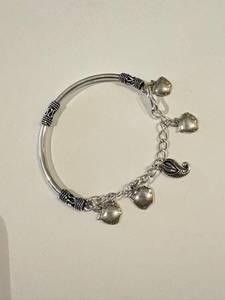 Brazalete de Plata de Ley 925 con Dijes Modernos para Mujeres y Niñas en Tono Plateado Oxidado - Product Image 3