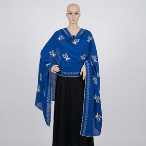 Hijab en voile suisse Sengalaise de luxe |   Écharpe et foulard brodés de fleurs de style africain avec strass et couvre-chef musulman - Product Image 3