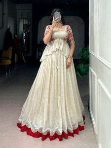 ชุดเดรสผ้าไหมช็อกโกแลต Bhandhani ปักลายชาร์มสีงาช้างสไตล์โมเดิร์น Gulnaar - ระบายอากาศได้ดี สวมใส่สบาย ยาวถึงพื้น เอวทรงธรรมชาติ - Product Image 5