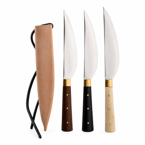 Tres cuchillos de cocina de hoja plateada con mangos en marrón, negro y marfil, refuerzos dorados y funda de cuero color canela para cortar carne - Product Image 5