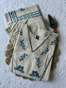 Magnifique ensemble salwar kameez de couleur blanche, en soie véritable, avec broderies, vêtements indiens et pakistanais. - Product Image 5