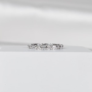 Bague de mariage en or 14 carats avec diamants de laboratoire émeraude et ronds alternés, bague éternité délicate empilable, élégante et minimaliste - Product Image 3