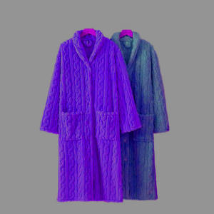 Peignoir Relax Fit avec logo brodé, peignoir en coton de qualité supérieure pour le spa, le bien-être et le confort intérieur - Product Image 5