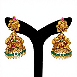 Pendientes Jhumka Antiguos de Oro Sólido de 22k, Hechos a Mano con Esmeraldas Verdes y Perlas Naturales para Bodas - Product Image 1