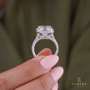 Superbe bague vintage en or avec diamant de laboratoire taille émeraude, halo micro-pavé, double bordure, sangle fendue et monture ouverte - Product Image 5
