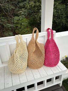 Tu compañero ideal para aventuras de temporada. Este bolso de hilo natural ofrece una estética atemporal para mujeres preocupadas por la moda. - Product Image 6