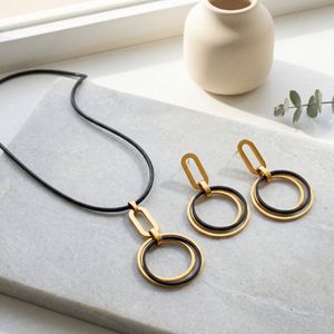 Ensemble Collier et Boucles d'Oreilles Géométriques Noirs Mats Tendance en Acier Inoxydable 316L pour Cadeau de Fiançailles ou de Fête - Vente en Gros - Product Image 2