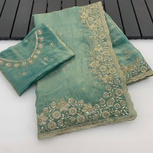 Sari ethnique indien en satin Fandy de qualité supérieure avec broderie de sequins sur le pallu, travail multi-fils et bordure découpée en arco. - Product Image 1