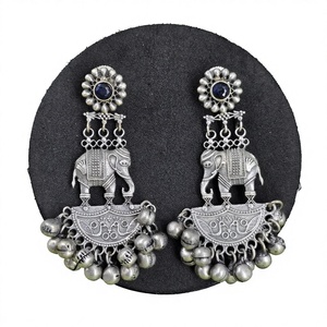 Pendientes Colgantes de Latón Oxidado con Baño de Plata Antigua y Perlas Naturales con Engaste de Bisel, Joyería Étnica Boho, Regalo para Aniversario de Mujer - Product Image 1