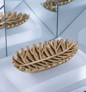 Bol décoratif de luxe en aluminium doré en forme de feuille, centre de table festif de Noël, plat de service, accent de décoration intérieure - Product Image 1
