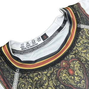 เสื้อรัชการ์ดแขนสั้นสีขาวสำหรับผู้ใหญ่ ลายพิมพ์ชนเผ่าสีแดงและสีทอง แห้งเร็ว เหมาะสำหรับเล่นกีฬา - Product Image 2