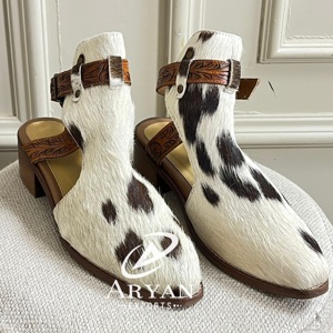 รองเท้าบูทหนังวัวแท้ขายดี ตกแต่งด้วยสายรัดข้อเท้าสองเส้นพร้อมหัวเข็มขัดประดับ รองเท้าคาวเกิร์ลหัวแหลมสำหรับผู้หญิง - Product Image 1