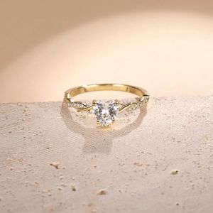 Anillo de Compromiso de Diamantes en Forma de Corazón de Lujo, Oro de 14K, Banda Trenzada, Joyería Delicada, Venta al Por Mayor - Product Image 2